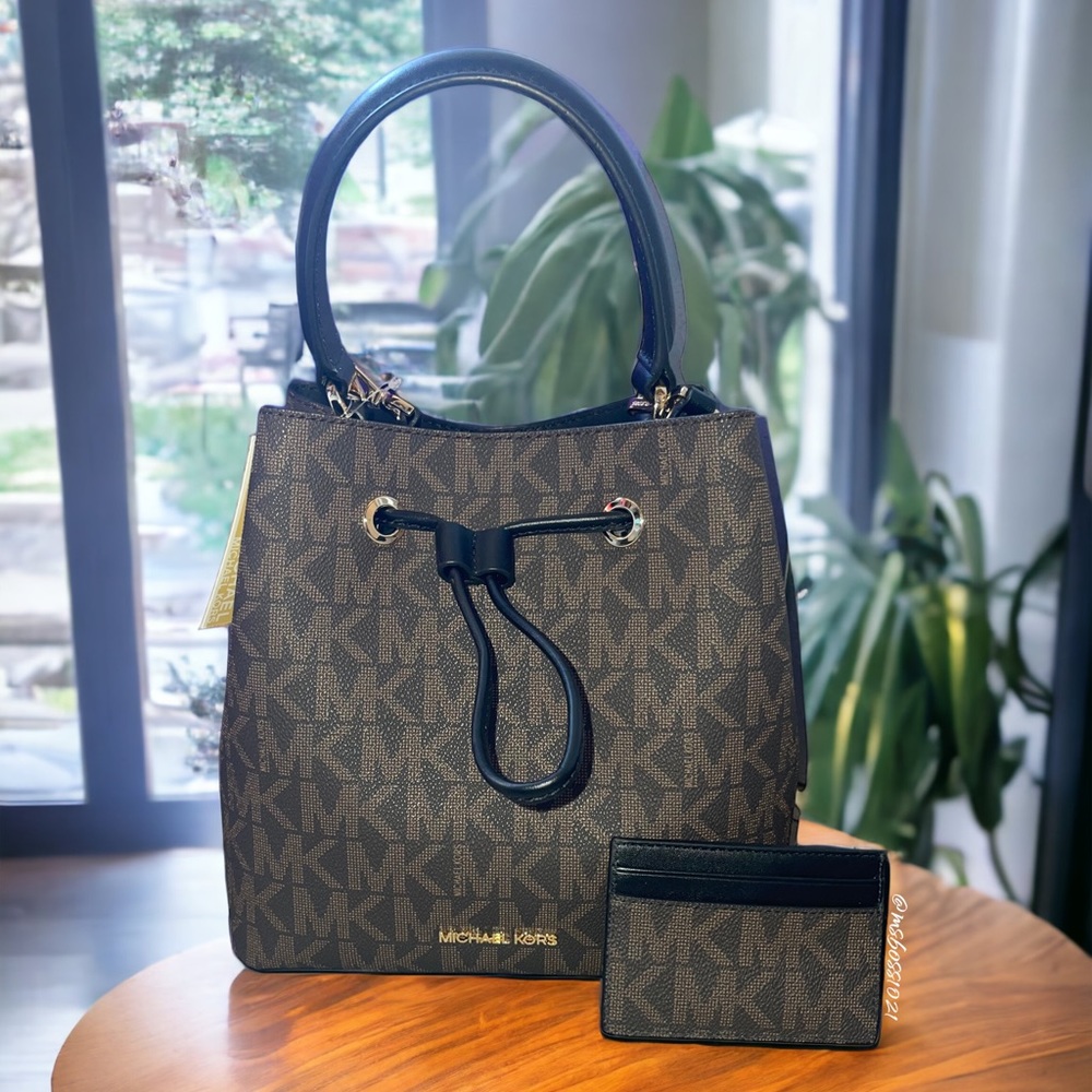 Michael Kors Suri Medium Bucket Messenger + Cardholder Set Brn/Blk Signature NWT